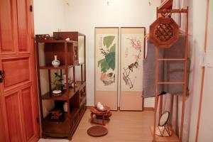 a room with two elevators and a room with shelves at Moonjarak Dalbit Hanok in Seoul
