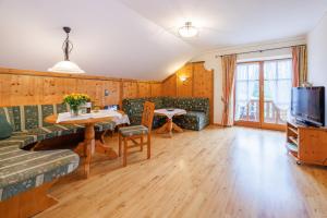 a living room with a couch and a table at Oberaschenauer-Hof inkl. Chiemgaukarte in Ruhpolding
