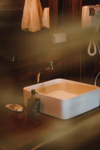 a bathroom with a white tub on a table at Áurea chalés in Tutóia