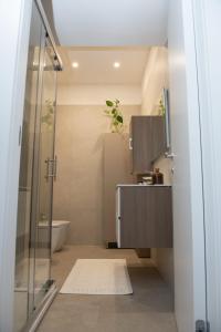 a bathroom with a shower and a sink at via Minzoni 26 in Cosenza