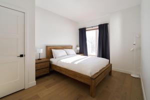 a bedroom with a bed and a window at Unité 104 in Beaupré