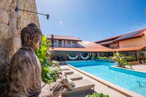 a statue sits in front of a pool at a hotel at Praia Hotel Imbituba in Imbituba +62 photos