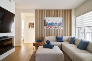 a living room with a couch and a tv at Unité 104 in Beaupré