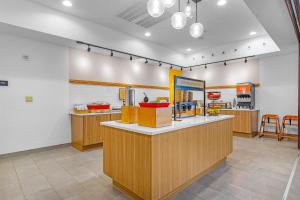 a restaurant with a counter in a room at Hampton Inn & Suites New Braunfels in New Braunfels
