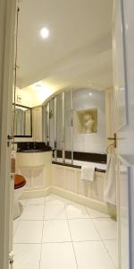 Ванная комната в Meryan House Hotel