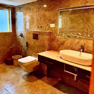 a bathroom with a sink and a toilet at THE NUN KUN Pahalgam in Pahalgām