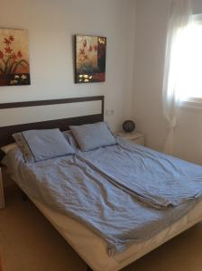 1 dormitorio con cama con sábanas azules y ventana en Condado de Alhama N478, en Alhama de Murcia
