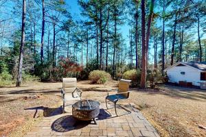 a group of chairs and a fire pit in a yard at 6 Mi to Dtwn: 'Macon Memories' Dog-Friendly Haven in Riverside Park