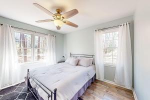 a bedroom with a bed and a ceiling fan at 6 Mi to Dtwn: 'Macon Memories' Dog-Friendly Haven in Riverside Park