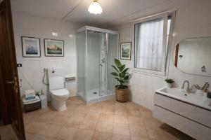 ein Badezimmer mit Dusche, Toilette und Waschbecken in der Unterkunft Arcore Relax Suite in Arcore