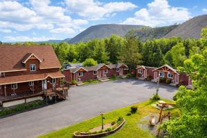 an aerial view of a home with a parking lot at Motel Au Vieux Frontenac in Thetford Mines