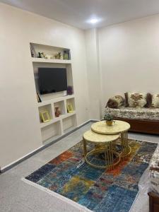 a living room with a table and a couch at Apartment Gilbert in Alger