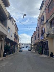 an empty street in an alley between two buildings at Apartment Gilbert in Alger