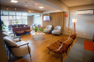 a room with a waiting room with chairs and a salon at Hotel 10 Curitiba in Curitiba