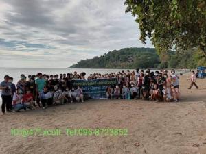 a large group of people posing for a picture on the beach at ไทยพราส in Ban Sam Ngam (2)