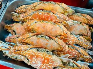 a pile of crabs sitting in a tray at ไทยพราส in Ban Sam Ngam (2)