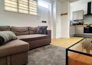 a living room with a couch and a kitchen at Cosy & Luxury 2BR Flat in Calverton in Calverton