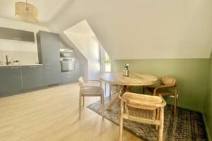 a kitchen and dining room with a table and chairs at Appartement Vue Château - parking privé - 80m2 - Vaugueux Caen in Caen