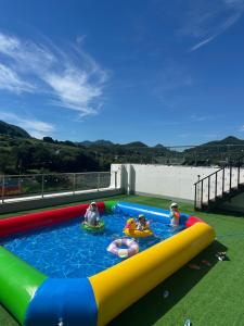 a group of children playing in a water park at Radiance Stay in Paengnodam