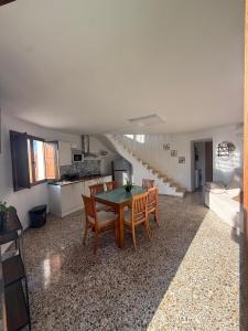 a kitchen and dining room with a table and chairs at El Molino de Valverde in Elche