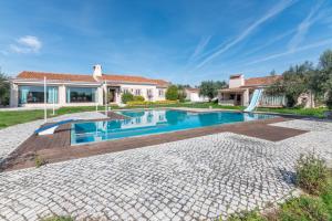 a swimming pool in the backyard of a house at Casal do Aviador in São Vicente do Paul