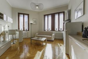 a living room with a couch and a table at TONIOLO VENICE ROOMS in Mestre