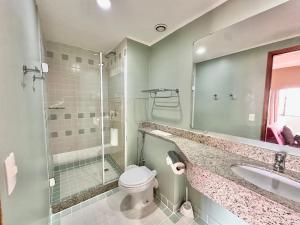 a bathroom with a toilet and a sink and a shower at Flat Borges Lagoa com vaga de garagem, UH412 in São Paulo +20 photos