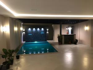 a swimming pool in the middle of a building at Casa completa con piscina privada en Manta, Ecuador in Manta +9 photos