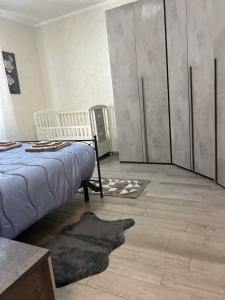 a bedroom with a bed and a large closet at Casa RAFAEL & GINEVRA in Stazzano
