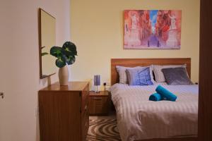 a bedroom with a bed with a mirror and a plant at 11 St Joseph in Birgu