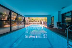 a swimming pool with blue lights in a building at Flat Hotel Merc Espaçoso Ibirapuera 4 estrelas com Wi-Fi Recepção 24 horas 3PRI in São Paulo