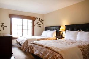 a hotel room with two beds and a window at Cuchara Lokal in La Veta
