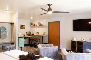 a living room with chairs and a flat screen tv at Cuchara Lokal in La Veta