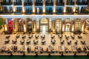 eine Draufsicht auf die Lobby eines Gebäudes in der Unterkunft Serenity Queen Hotel in Alanya