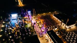 Eine Draufsicht auf eine Menschenmenge auf einer Party bei Nacht in der Unterkunft Serenity Queen Hotel in Alanya + 188 Fotos