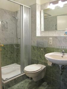 Koupelna v ubytování Pension Refugium überm Schwansee + 28 fotografií