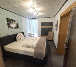 a bedroom with a bed in a room at FeWo zum Der Hilderser in Hilders