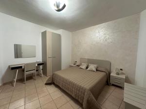 a bedroom with a bed and a desk and a desk at Sikelia in Santa Elisabetta