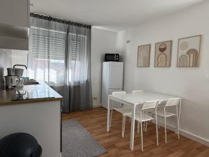 a kitchen with a table and chairs and a refrigerator at Ferienwohnungen Uhrturm in Oppenheim
