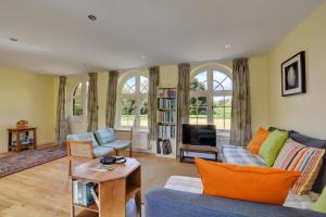 a living room with a couch and a tv at 1 Bed in Northrepps oc-1736 in Northrepps