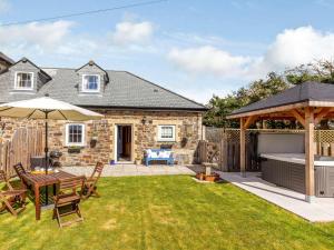 a garden with a table and an umbrella at 2 Bed in Launceston oc-41992 in Saint Giles on the Heath