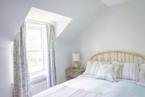 a bedroom with a bed and a window at Gîte La Belle Aventure B&B in Shawinigan