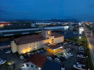 an overhead view of a parking lot in a city at night at Hotel 10 Itajai/Navegantes in Itajaí