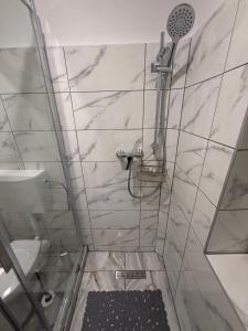 ein Badezimmer mit Dusche, Waschbecken und Toilette in der Unterkunft Sofhia home in Târgu Mureș