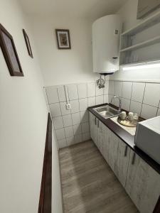 eine kleine Küche mit Spüle und Arbeitsfläche in der Unterkunft Sofhia home in Târgu Mureș + 13 Fotos