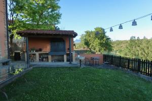 a backyard with a gazebo at "Dobela Enea" Cueva alojamiento privado in Laguardia