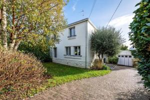 an exterior view of a white house with a driveway at Maison Charme, Jardin, Brest in Le Relecq-Kerhuon
