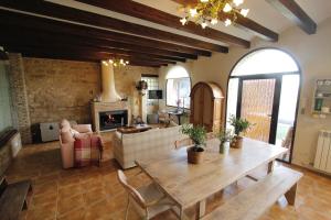 a living room with a table and a fireplace at "Dobela Enea" Cueva alojamiento privado in Laguardia