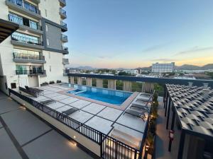 an overhead view of a building with a swimming pool at Spacious Central Apartment, Pool & Gym, Group Friendly in Hermosillo
