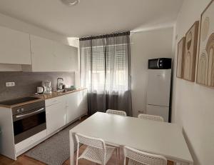 a kitchen with a white table and chairs in it at Ferienwohnung Rheinglück in Oppenheim